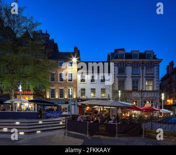 Ristoranti all'aperto nel Bigg Market al crepuscolo, Newcastle upon Tyne, Tyne and Wear, Inghilterra, Regno Unito Foto Stock