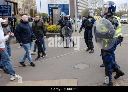 Manchester UK 2.May.2021 Manchester Utd protesta Partita dopo disordini. Folle disperse da forze di polizia montate e unità di assistenza tattica. Protesta contro Old Trafford. I manifestanti stanno rallidando contro i proprietari. Manchester United Fans sono Anti Glazers The American owners.Credit: GARY ROBERTS/Alamy Live News Foto Stock