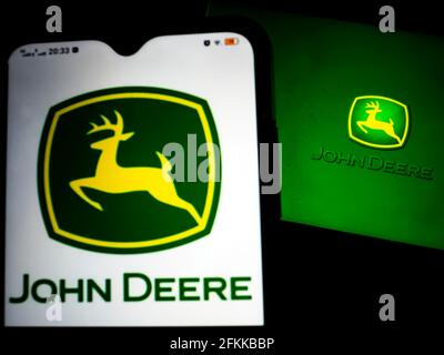 Ucraina. 01 Maggio 2021. In questa figura è riportato un logo John Deere visualizzato su uno smartphone. (Foto di Valera Golovniov/SOPA Images/Sipa USA) Credit: Sipa USA/Alamy Live News Foto Stock
