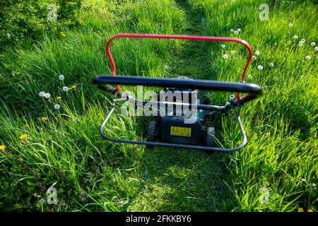 L'immagine mostra un rasaerba sul prato in un giardino a Sint-Maria-Lierde, domenica 02 maggio 2021. Il 'maai Mei niet - en mai, tinte a l Foto Stock