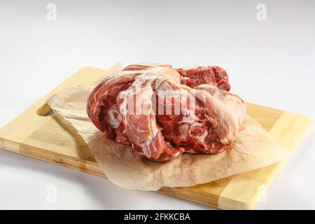 Collo di agnello grezzo su tavola isolato Foto Stock