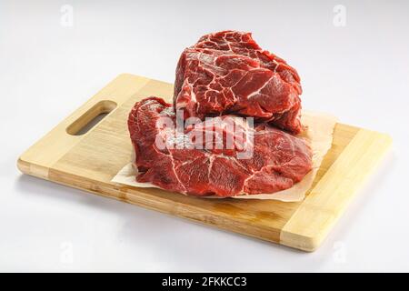 Collo di manzo grezzo isolato sopra bordo Foto Stock