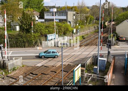 Pencoed, vicino a Bridgend, Galles - 2021 aprile: Auto che passa sopra l'attraversamento del livello nel villaggio di Pencoed. Foto Stock