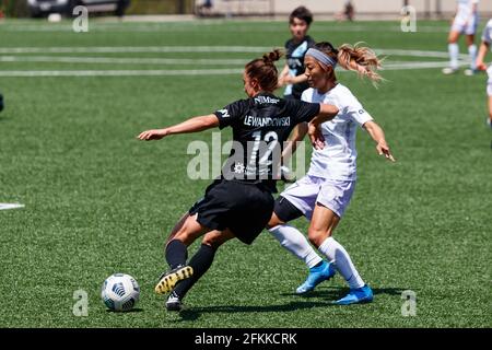 Montclair, Stati Uniti d'America. 01 Maggio 2021. Gina Lewandowski (12 Gotham FC) libera una palla mentre Yuki Nagasato (17 Racing Louisville FC) preme durante la partita della National Womens Soccer League tra Gotham FC e Racing Louisville FC al Pittser Field di Montclair, New Jersey, Stati Uniti d'America. Credit: SPP Sport Press Photo. /Alamy Live News Foto Stock