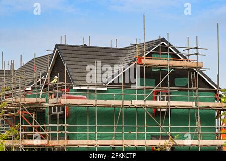 Llanharan, Galles del Sud - Aprile 2021: Impalcatura intorno a nuove case in costruzione su un nuovo sviluppo di alloggi Foto Stock