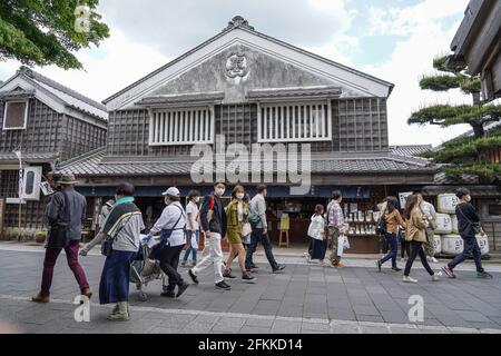 ISE, Giappone. 02 maggio 2021. Le persone che indossano maschere facciali camminano in una strada turistica vicino al Santuario ISE Jingu durante le vacanze della settimana d'Oro. I leader prefetturali del Giappone hanno esortato i residenti ad evitare viaggi non necessari poiché il paese si trova di fronte a una quarta ondata di pandemia di coronavirus con meno di tre mesi di tempo per andare fino alle Olimpiadi di Tokyo. (Foto di Jinhee Lee/SOPA Images/Sipa USA) Credit: Sipa USA/Alamy Live News Foto Stock