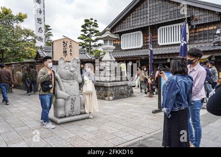 ISE, Giappone. 02 maggio 2021. I turisti che indossano maschere facciali posano per una foto su una strada turistica vicino al Santuario di ISE Jingu durante le vacanze della settimana d'oro.i leader prefetturali del Giappone hanno esortato i residenti ad evitare viaggi inutili, in quanto il paese si trova di fronte a una quarta ondata di pandemia di coronavirus con meno di tre mesi di tempo per andare fino al Olimpiadi di Tokyo. (Foto di Jinhee Lee/SOPA Images/Sipa USA) Credit: Sipa USA/Alamy Live News Foto Stock