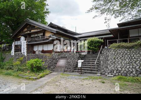 ISE, Giappone. 02 maggio 2021. Le persone che indossano maschere facciali prendono posto nel portico di un ristorante vicino al Santuario ISE Jingu durante le vacanze della settimana d'oro. I leader prefetturali del Giappone hanno esortato i residenti ad evitare viaggi non necessari poiché il paese si trova di fronte a una quarta ondata di pandemia di coronavirus con meno di tre mesi di tempo per andare fino alle Olimpiadi di Tokyo. (Foto di Jinhee Lee/SOPA Images/Sipa USA) Credit: Sipa USA/Alamy Live News Foto Stock