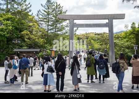 ISE, Giappone. 01 Maggio 2021. I turisti che indossano maschere facciali visitano il Santuario ISE Jingu durante le vacanze della settimana d'Oro. I leader prefetturali del Giappone hanno esortato i residenti ad evitare viaggi non necessari poiché il paese si trova di fronte a una quarta ondata di pandemia di coronavirus con meno di tre mesi di tempo per andare fino alle Olimpiadi di Tokyo. (Foto di Jinhee Lee/SOPA Images/Sipa USA) Credit: Sipa USA/Alamy Live News Foto Stock