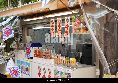 ISE, Giappone. 01 Maggio 2021. Un fornitore di cibo di strada che indossa una maschera attende i clienti vicino al Santuario ISE Jingu durante le vacanze della settimana d'oro. I leader prefetturali del Giappone hanno esortato i residenti ad evitare viaggi non necessari poiché il paese si trova di fronte a una quarta ondata di pandemia di coronavirus con meno di tre mesi di tempo per andare fino alle Olimpiadi di Tokyo. (Foto di Jinhee Lee/SOPA Images/Sipa USA) Credit: Sipa USA/Alamy Live News Foto Stock