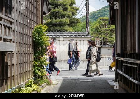 ISE, Giappone. 02 maggio 2021. Le persone che indossano maschere facciali camminano in una strada turistica vicino al Santuario ISE Jingu durante le vacanze della settimana d'Oro. I leader prefetturali del Giappone hanno esortato i residenti ad evitare viaggi non necessari poiché il paese si trova di fronte a una quarta ondata di pandemia di coronavirus con meno di tre mesi di tempo per andare fino alle Olimpiadi di Tokyo. (Foto di Jinhee Lee/SOPA Images/Sipa USA) Credit: Sipa USA/Alamy Live News Foto Stock