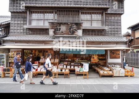 ISE, Giappone. 02 maggio 2021. Le persone che indossano maschere facciali camminano in una strada turistica vicino al Santuario ISE Jingu durante le vacanze della settimana d'Oro. I leader prefetturali del Giappone hanno esortato i residenti ad evitare viaggi non necessari poiché il paese si trova di fronte a una quarta ondata di pandemia di coronavirus con meno di tre mesi di tempo per andare fino alle Olimpiadi di Tokyo. (Foto di Jinhee Lee/SOPA Images/Sipa USA) Credit: Sipa USA/Alamy Live News Foto Stock