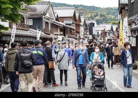 ISE, Giappone. 02 maggio 2021. Le persone che indossano maschere facciali camminano in una strada turistica vicino al Santuario ISE Jingu durante le vacanze della settimana d'Oro. I leader prefetturali del Giappone hanno esortato i residenti ad evitare viaggi non necessari poiché il paese si trova di fronte a una quarta ondata di pandemia di coronavirus con meno di tre mesi di tempo per andare fino alle Olimpiadi di Tokyo. (Foto di Jinhee Lee/SOPA Images/Sipa USA) Credit: Sipa USA/Alamy Live News Foto Stock