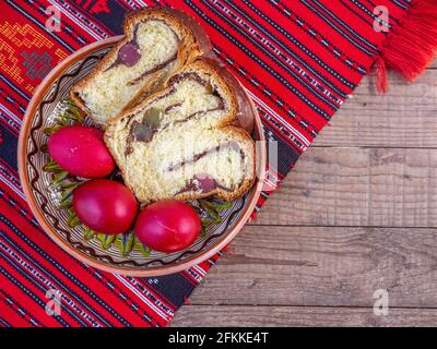 uova rosse ortodosse pasquali e pan di spagna Foto Stock