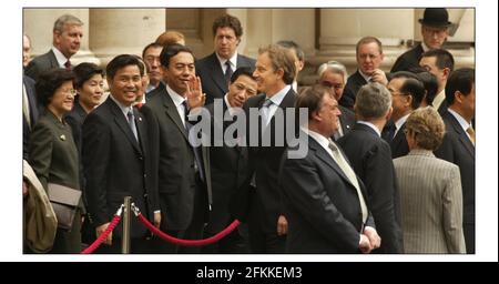 Tony Blair incontra il Premier del Consiglio di Stato della Repubblica popolare Cinese, S.E. il signor Wen Jiabao nel cortile dell'Ufficio di Foriegn per ispezionare la guardia d'onore, le regine co primo Batalion Grenadier Guards.pic David Sandison 10/5/2004 Foto Stock