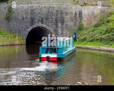 Canale chiatta circa per entrare nel tunnel Chirk su yje Llangollen Shropshire Union Canal confine tra Galles e Inghilterra Foto Stock