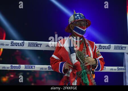 Bangkok, Thailandia. 24 Apr 2021. Un membro dello staff indossa una maschera stampata con la bandiera della Thailandia mentre entra nel titolo di incontro di boxe WBA Asia South all'anello di boxe temporaneo, il Bazaar Theatre di Bangkok. (Foto di Amphol Thongmueangluang/SOPA Images/Sipa USA) Credit: Sipa USA/Alamy Live News Foto Stock