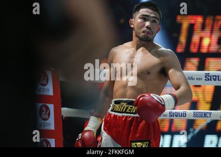 Bangkok, Thailandia. 24 Apr 2021. Prajanchai P. K. Saenchaimuaythaigym (Red) visto in azione durante la lotta per il titolo vacante Interim WBA Asia South Bantamweight match al Temporary boxing ring, il Bazaar Theatre di Bangkok. Prajanchai P. K. Saenchaimuaythaigym ha vinto. (Foto di Amphol Thongmueangluang/SOPA Images/Sipa USA) Credit: Sipa USA/Alamy Live News Foto Stock