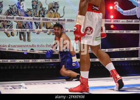 Bangkok, Thailandia. 24 Apr 2021. Sirimongkol Singwancha (Blu) visto sul pavimento durante la lotta per il libero Interim WBA Asia South Light Heavyweight match titolo al temporaneo anello di boxe, il Bazaar Theatre di Bangkok.Teerachai Sithmorseng ha vinto. (Foto di Amphol Thongmueangluang/SOPA Images/Sipa USA) Credit: Sipa USA/Alamy Live News Foto Stock