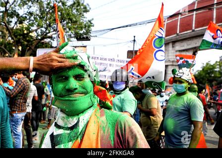 Kolkata, India. 02 maggio 2021. Un sostenitore del Congresso di Trinamoll visto con la polvere verde colorata faccia durante la vittoria Celebration.Trinamool Congresso ha fatto una vittoria frana per formare il governo nelle elezioni legislative del Bengala Occidentale 2021 contro il Partito al governo Nazionale dell'India BJP (Bharatiya Janata Party) oggi a Kolkata. (Foto di Avishek Das/SOPA Images/Sipa USA) Credit: Sipa USA/Alamy Live News Foto Stock