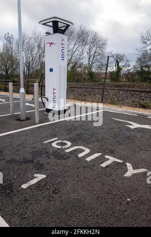 Stazione di ricarica per veicoli elettrici Ionity ad alta potenza da 350 kW, Cullumpton, Regno Unito Foto Stock