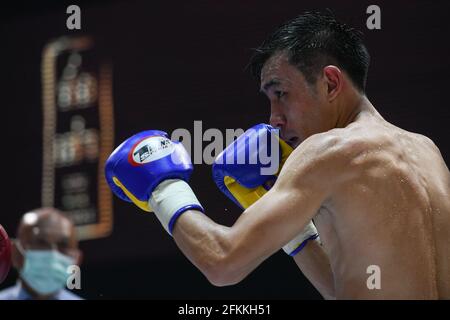 Bangkok, Thailandia. 24 Apr 2021. Suradech Ruhasiri (Blu) visto in azione durante la lotta per il titolo vacante Interim WBA Asia South Bantamweight match al Temporary boxing ring, il Bazaar Theatre di Bangkok. Prajanchai P. K. Saenchaimuaythaigym ha vinto. Credit: SOPA Images Limited/Alamy Live News Foto Stock