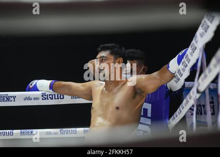 Bangkok, Thailandia. 24 Apr 2021. Sirimongkol Singwancha (Blu) visto in azione durante la lotta per il titolo vacante Interim WBA Asia South Light Heavyweight match all'anello di boxe temporaneo, il Bazaar Theatre di Bangkok.Teerachai Sithmorseng ha vinto. Credit: SOPA Images Limited/Alamy Live News Foto Stock