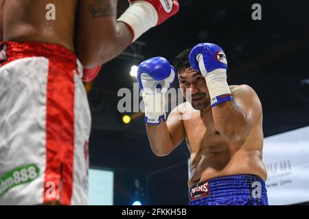 Bangkok, Thailandia. 24 Apr 2021. Teerachai Sithmorseng (Rosso) e Sirimongkol Singwancha (Blu) sono visti in azione durante la lotta per il titolo vacante Interim WBA Asia South Light Heavyweight match all'anello di boxe temporaneo, il Bazaar Theatre di Bangkok.Teerachai Sithmorseng ha vinto. Credit: SOPA Images Limited/Alamy Live News Foto Stock