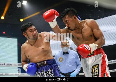 Bangkok, Thailandia. 24 Apr 2021. Teerachai Sithmorseng (Rosso) e Sirimongkol Singwancha (Blu) sono visti in azione durante la lotta per il titolo vacante Interim WBA Asia South Light Heavyweight match all'anello di boxe temporaneo, il Bazaar Theatre di Bangkok.Teerachai Sithmorseng ha vinto. Credit: SOPA Images Limited/Alamy Live News Foto Stock