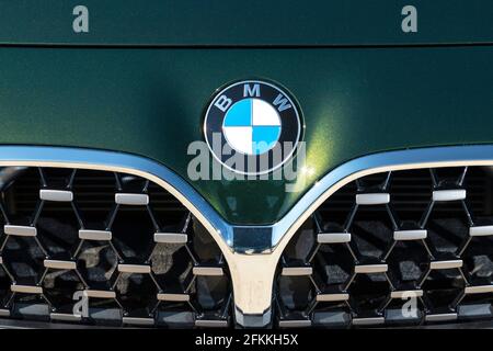 BMW Serie 4 è una gamma di auto executive compatte prodotte da BMW. Un'auto coupé verde BMW 420i è parcheggiata su strada. Foto Stock