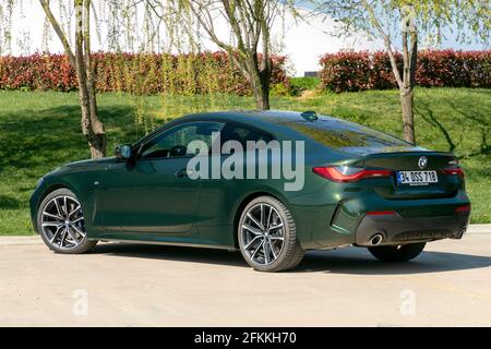 BMW Serie 4 è una gamma di auto executive compatte prodotte da BMW. Un'auto coupé verde BMW 420i è parcheggiata su strada. Foto Stock