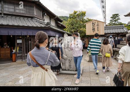 ISE, Giappone. 02 maggio 2021. I turisti che indossano maschere facciali posano per una foto su una strada turistica vicino al Santuario ISE Jingu durante le vacanze della settimana d'Oro. I leader prefetturali del Giappone hanno esortato i residenti ad evitare viaggi non necessari poiché il paese si trova di fronte a una quarta ondata di pandemia di coronavirus con meno di tre mesi di tempo per andare fino alle Olimpiadi di Tokyo. Credit: SOPA Images Limited/Alamy Live News Foto Stock