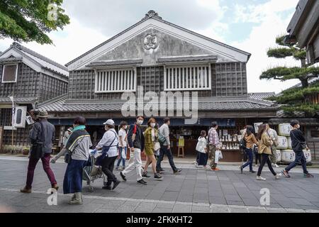 ISE, Giappone. 02 maggio 2021. Le persone che indossano maschere facciali camminano in una strada turistica vicino al Santuario ISE Jingu durante le vacanze della settimana d'Oro. I leader prefetturali del Giappone hanno esortato i residenti ad evitare viaggi non necessari poiché il paese si trova di fronte a una quarta ondata di pandemia di coronavirus con meno di tre mesi di tempo per andare fino alle Olimpiadi di Tokyo. Credit: SOPA Images Limited/Alamy Live News Foto Stock