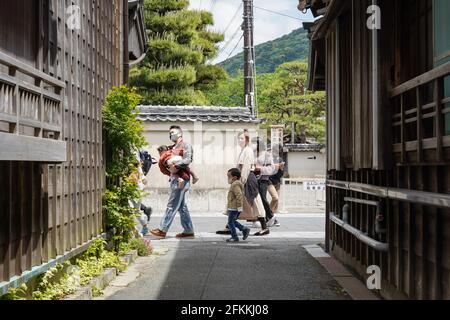 ISE, Giappone. 02 maggio 2021. Le persone che indossano maschere facciali camminano in una strada turistica vicino al Santuario ISE Jingu durante le vacanze della settimana d'Oro. I leader prefetturali del Giappone hanno esortato i residenti ad evitare viaggi non necessari poiché il paese si trova di fronte a una quarta ondata di pandemia di coronavirus con meno di tre mesi di tempo per andare fino alle Olimpiadi di Tokyo. Credit: SOPA Images Limited/Alamy Live News Foto Stock