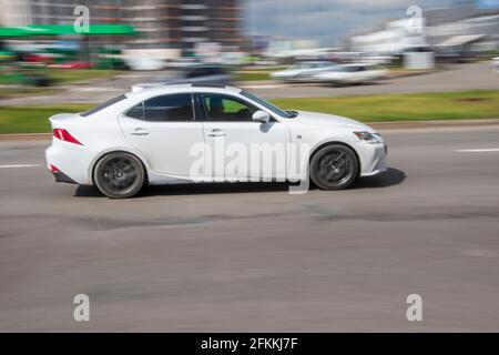 Ucraina, Kiev - 26 aprile 2021: White Lexus È auto in movimento per la strada. Editoriale Foto Stock