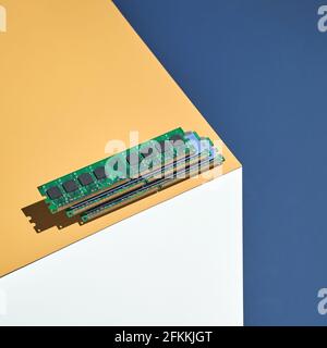 Concetto di cubo alla moda isometrico. Modulo di memoria del computer. Giallo e blu Foto Stock