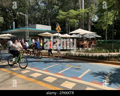 San Paolo, San Paolo, Brasile. 2 maggio 2021. (INT) movimento di persone nel Parco Ibirapuera. 2 maggio 2021, San Paolo, Brasile: Intenso movimento di persone nel Parco Ibirapuera, nella città di San Paolo, in un pomeriggio di sole questa Domenica, 2 maggio, dopo aver alleggerito la quarantena a causa della pandemia di Covid-19. Credit: LECO Viana/TheNews2 Credit: LECO Viana/TheNEWS2/ZUMA Wire/Alamy Live News Foto Stock