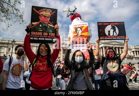 Londra, Regno Unito. 2 maggio 2021. I manifestanti hanno tenuto un cartello durante la rivoluzione mondiale della primavera del Myanmar, mostrando solidarietà con il Myanmar, mentre marciano via Trafalgar Square a Londra domenica 2 maggio, 2021.18 paesi, 37 città e attivisti di terra si sono Uniti a mostrare solidarietà con i manifestanti democratici in Myanmar durante la rivoluzione globale della primavera del Myanmar. Dal 1° febbraio 2021, a seguito di un'elezione generale vinta dal partito della Lega nazionale per la democrazia (NLD) di Aung San Suu Kyi, i militari hanno preso il controllo e hanno dichiarato un anno di emergenza. Centinaia di piselli Foto Stock