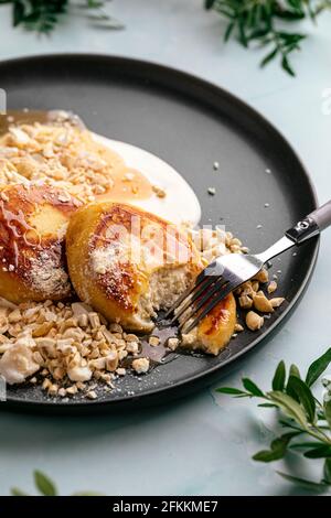 Frittelle al curdo con caramello salato e yogurt Foto Stock