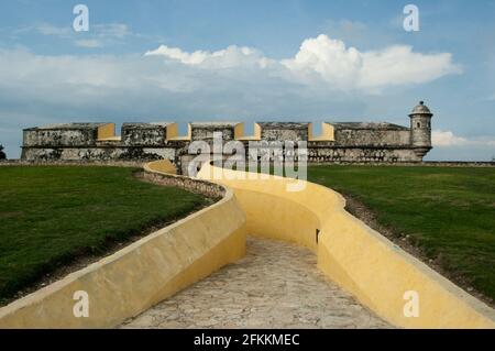 El fuerte de San José el Alto de Campeche, erigido para enfrentar a los ingleses, y que resistió sitios yucatecos y franceses, es una estruttura sin b Foto Stock