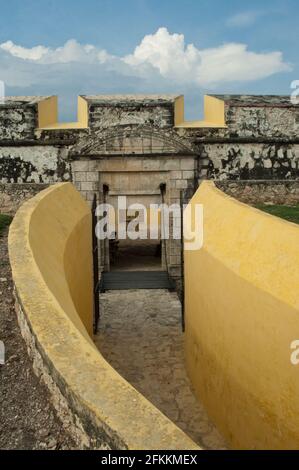 El fuerte de San José el Alto de Campeche, erigido para enfrentar a los ingleses, y que resistió sitios yucatecos y franceses, es una estruttura sin b Foto Stock