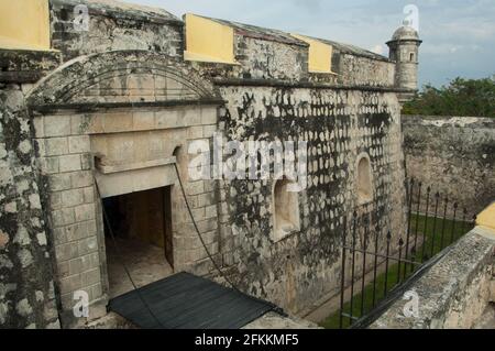 El fuerte de San José el Alto de Campeche, erigido para enfrentar a los ingleses, y que resistió sitios yucatecos y franceses, es una estruttura sin b Foto Stock