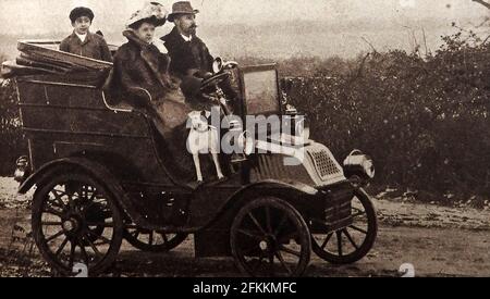 1902 - Southend on Sea è il primo veicolo a motore mai guidato da MR Ellis, una stampante d'arte distinta , accompagnato da sua moglie, figlio e cane da compagnia Foto Stock