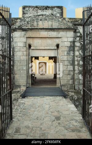 El fuerte de San José el Alto de Campeche, erigido para enfrentar a los ingleses, y que resistió sitios yucatecos y franceses, es una estruttura sin b Foto Stock