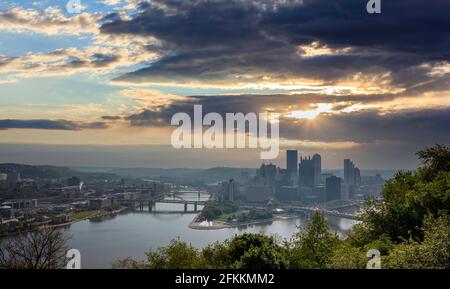 Pittsburgh Pennsylvania USA of America, Pittsburgh città città vista aerea dal punto di vista parco, cielo nuvoloso al tramonto Foto Stock