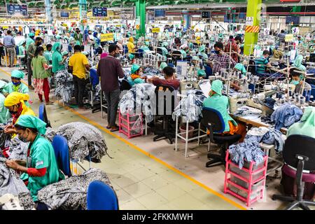 Dhaka, Dhaka, Bangladesh. 2 maggio 2021. I lavoratori di abbigliamento lavorano in una sezione di cucitura della Fakhrudin Textile Mills Limited a Gazipur, Bangladesh, il 2 maggio 2021. Credit: Zabed Hasnain Chowdhury/ZUMA Wire/Alamy Live News Foto Stock