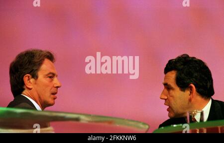 Conferenza del Partito del lavoro a Bournemouth settembre 1999il primo ministro britannico Tony Blair (sinistra) applauda il Cancelliere Gordon Brown dopo il suo discorso alla conferenza del Partito del lavoro a Bournemouth. Foto Stock