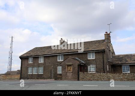 Casa pubblica e distilleria Cat e Fiddle sulla A537 A Cheshire Foto Stock