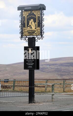 Casa pubblica e distilleria Cat e Fiddle sulla A537 A Cheshire Foto Stock