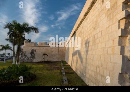 EL BALUARTE DE SAN CARLOS INAUGURADO EN 1676 MARCA EL INICIO DE LA FORTIFICACIION DE LA CIUDAD DE CAMPECHE PARA PROTEGERLA DE LOS ATAQUES PIRATAS FUE B Foto Stock